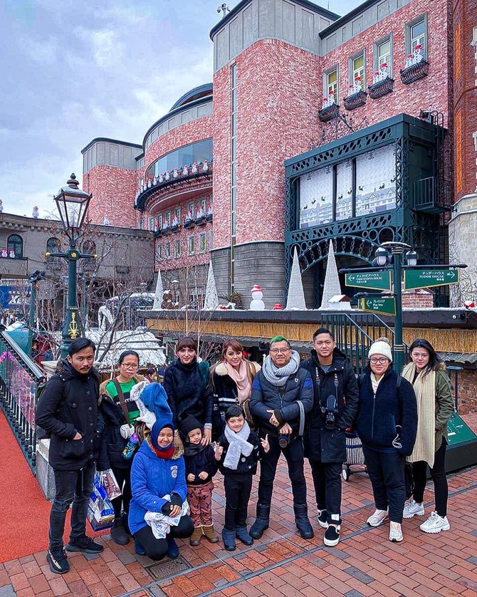 keluarga anang dan ashanty liburan di jepanginstagram ashanty
