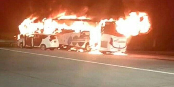 Terlibat Kecelakaan di Tol Kalikangkung, Bus Kramat Djati Terbakar