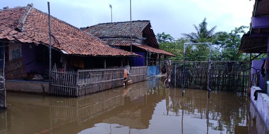 Sungai Meluap, Puluhan Rumah di Karawang Terendam Banjir