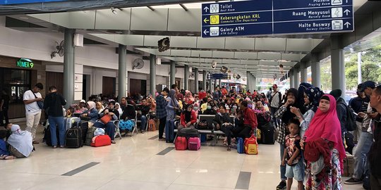Libur Nataru, Ratusan Ribu Penumpang Kereta Api Telah Berangkat dari Jakarta