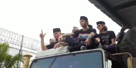 Bebas dari Penjara, Ahmad Dhani Naik Unimog Bareng Mulan, Al, El dan Dul