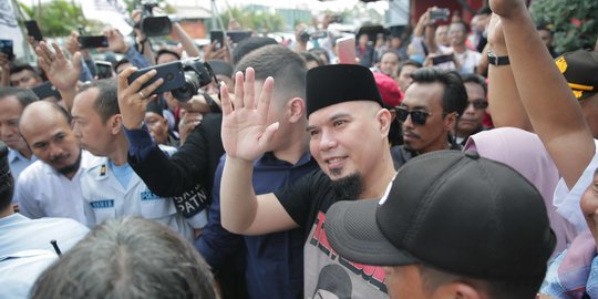 Kebebasan Ahmad Dhani dari Penjara Dijemput Ratusan Relawan