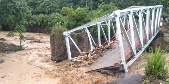 Dihantam Banjir, Belasan Rumah dan Jembatan di Lahat Ambruk