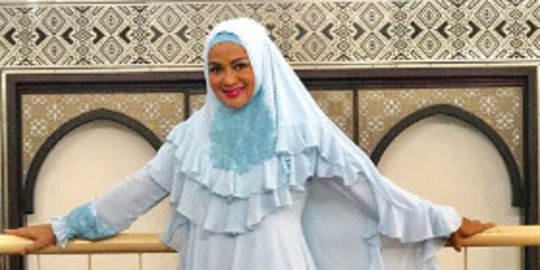 6 Potret Betharia Sonata saat Kenakan Hijab, Bikin Pangling