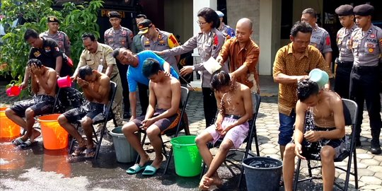 Aksi Mandi di Atas Motor Viral, 5 ABG Karanganyar Dimandikan di Mapolres