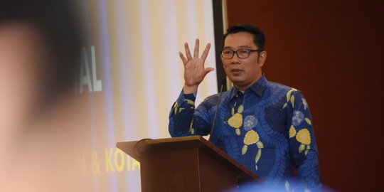 Gubernur Jabar Ridwan Kamil Pantau Perayaan Tahun Baru di Pantai Pangandaran