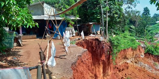Longsor di Depok Sebabkan Akses Jalan Putus dan Puluhan Makam Rusak