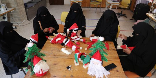 Potret Wanita Bercadar di Jalur Gaza Membuat Boneka Sinterklas