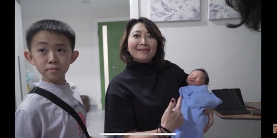 Reaksi Indy Barends Saat Menggendong Anak Baim Wong: Ini Bukan Prank kan?