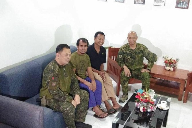 dua nelayan wni yang diselamatkan tentara filipina dari penyanderaan abu sayyaf