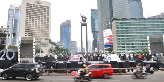 Melihat Persiapan Panggung Malam Tahun Baru di Bundaran HI