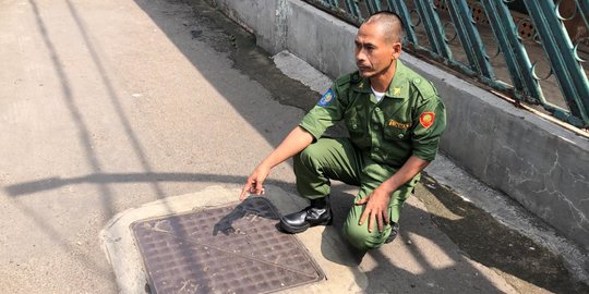 Aksi Uha Menyelam Gorong-gorong dan Potret Permasalahan Sampah di Kota Bandung