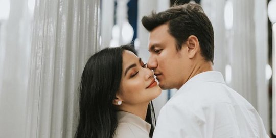 Potret Romantis Titi Kamal dan Suami Liburan di Rusia