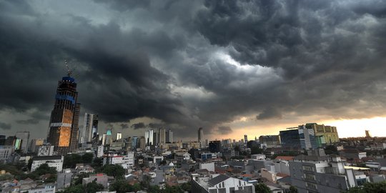 Jelang Perayaan Tahun Baru, Kawasan Sudirman-Thamrin Diguyur Hujan Deras