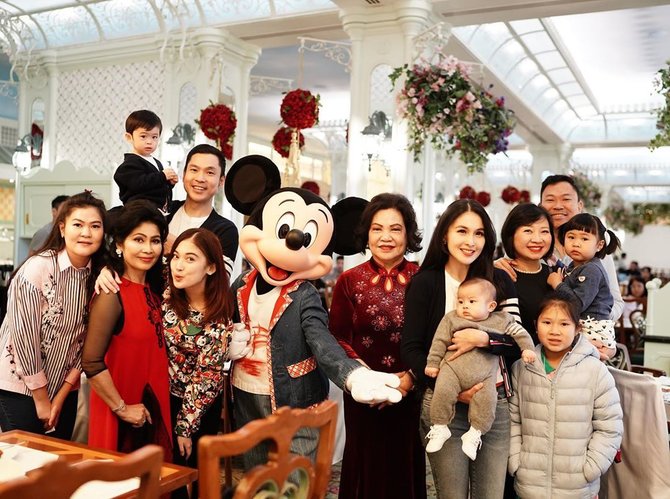 sandra dewi dan keluarga liburan ke hongkonginstagram sandra dewi
