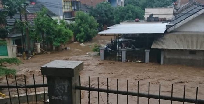 perumahan cimareme bandung barat diterjang banjir