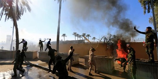 Massa Demonstran Bakar Kedutaan AS di Irak