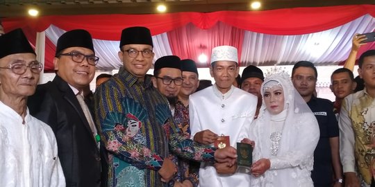 Anies Baswedan Jadi Saksi Nikah Massal di Halaman Balai Kota