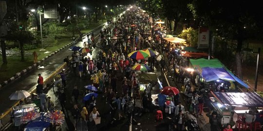 Meski Hujan, Warga Jakarta Padati Monas Tonton Video Mapping di Malam Tahun Baru