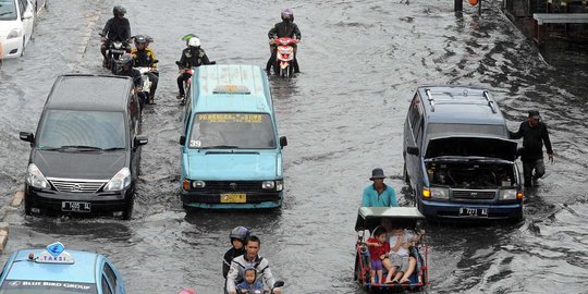 Jalan Jendral Sudirman Depan Kampus Atmajaya Banjir Setinggi 60 Sentimeter