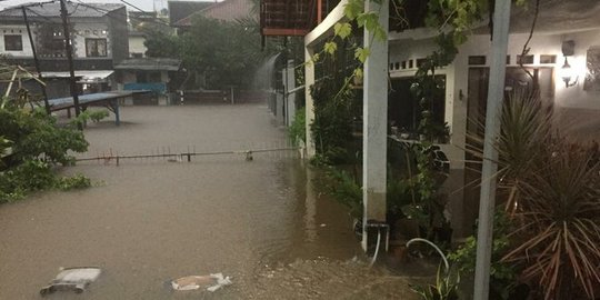 Banjir Rendam Sejumlah Lokasi di Jakarta Selatan, Kompleks Polri 60 Sentimeter