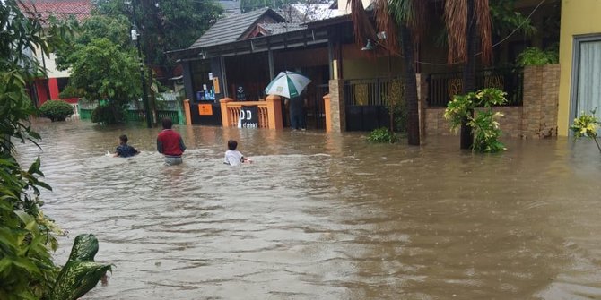 Banjir di Bekasi Timur Hingga Lutut Orang Dewasa, Listrik Dipadamkan Sementara