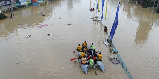 Anies Minta Wali Kota Hingga Lurah Bantu Warga Terdampak Banjir di Jakarta