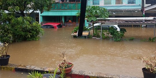 Banjir di Bekasi Timur Capai 1 Meter, Mobil dan Motor Terendam