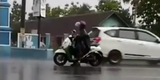 Gaya Santui Emak Emak Pakai Jas Hujan Di Tengah Jalan Semua Mobil Langsung Minggir Merdeka Com