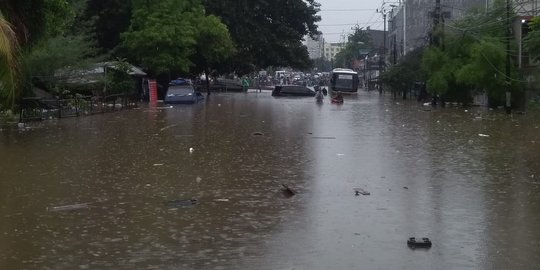 Banjir Setinggi Pinggang Orang Dewasa Rendam Ciledug