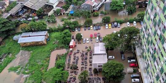 Banjir Selutut Orang Dewasa, Jalan di Utan Kayu Jakarta Timur Ditutup