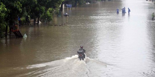Banjir Rendam Jalan DI Panjaitan