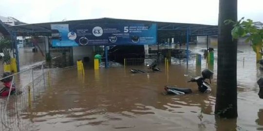 Pool Taksi Blue Bird Di Kramat Jati Banjir Mobil Terendam Sampai Atap Merdeka Com