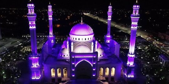 Keindahan Masjid Terbesar di Eropa yang Berubah Warna Saat Adzan Berkumandang