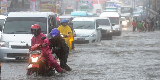 Warga Ciputat Tewas Tersengat Listrik saat Banjir