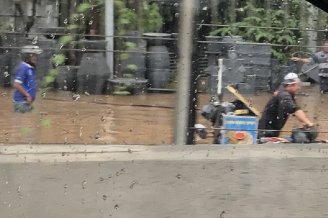 motor lewat tol akibat banjir