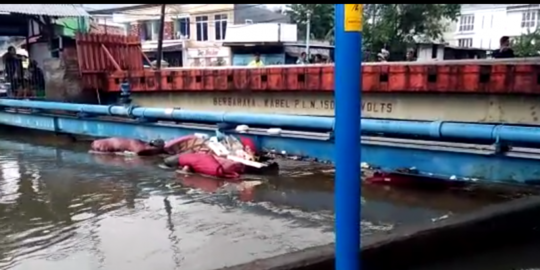 Warga Palmerah Hilang Terseret Arus Kali Grogol saat Hujan Deras