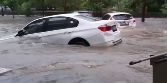 Banjir Parah di Mana-Mana, Sampai Mobil Mewah BMW Saja Hanyut