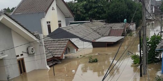 Banjir di Bekasi Sampai Atap Rumah, Warga Butuh Perahu Karet