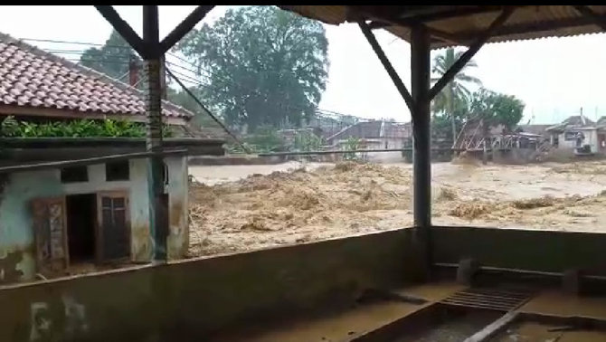 banjir bandang terjang 6 kecamatan di banten