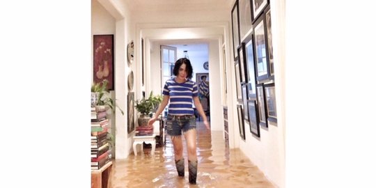 Rumah Dilanda Banjir Yuni Shara Sampai Pakai Sepatu Boot Halaman 2 Merdeka Com