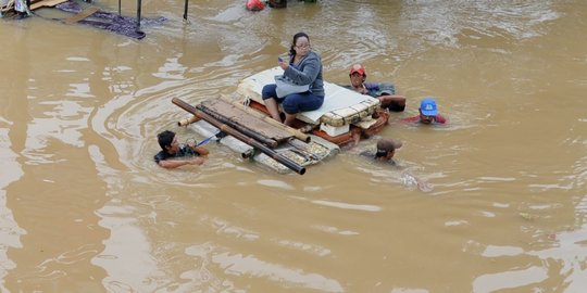 DKI Siagakan 32 RSUD & 44 Puskesmas Layani Warga Terdampak Banjir