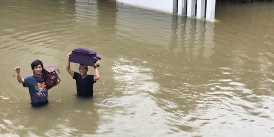 Rian D'Masiv Rela Menerjang Banjir Karena Harus Tetap Bekerja