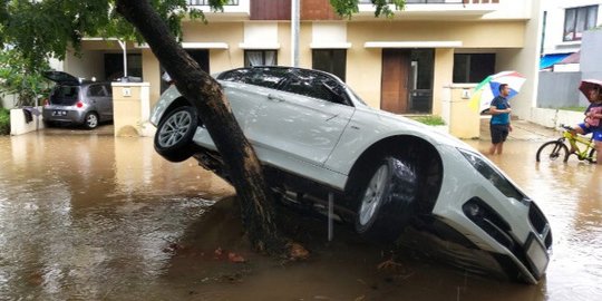 Mobil BMW Putih yang Terseret Banjir Ditemukan Tersangkut di Pohon