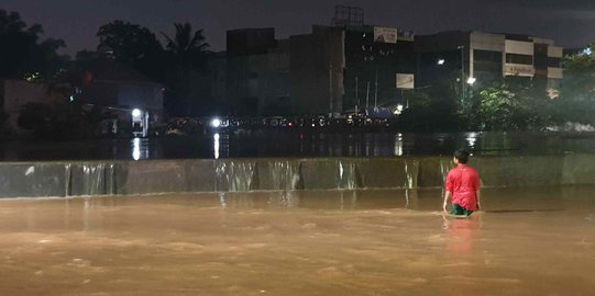 Air Ciliwung Mulai Meluap, Banjir di Kampung Pulo Jaktim Makin Tinggi