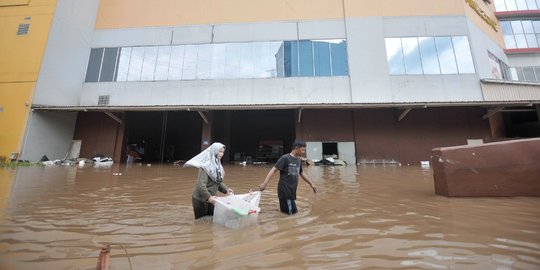 Banjir Lumpuhkan Mal Cipinang Indah
