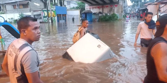 Ratusan Warga Terendam Banjir di Bawah Flyover Kalibata