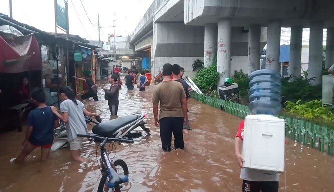 banjir di bawah flyover kalibata