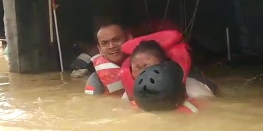 Terjebak Banjir, Warga Vila Nusa Indah Bogor Bertahan di Atap Rumah