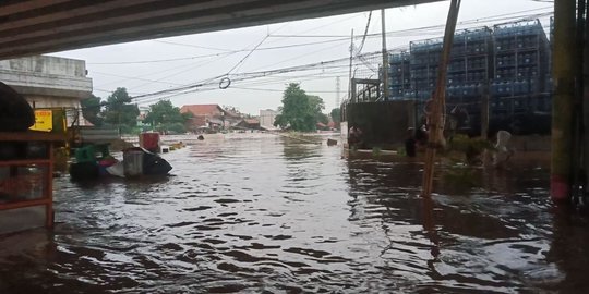 Puluhan Warga di Bidara Cina Masih Terjebak Banjir
